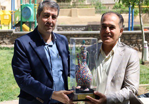 معرفی شهروندان افتخاری در مراسم احداث باغچه گل جهانی صلح